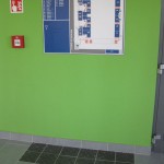 sportcsarnok, emeleti nagy információs tábla Braille felirattal
